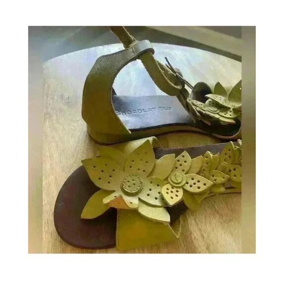 Chocolat Blu Flat Ankle strap Leather Flower Sandal, size 6, Anthropologie - Picture 3 of 9